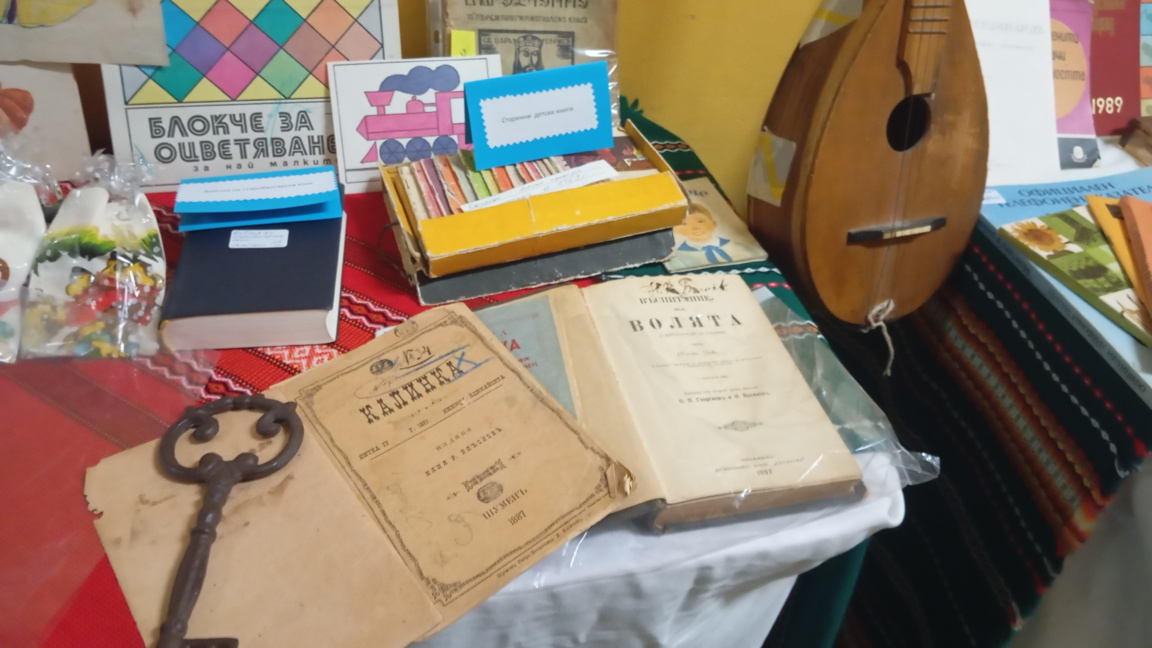 Училище в Монтана показа в изложба книги на повече от два века 