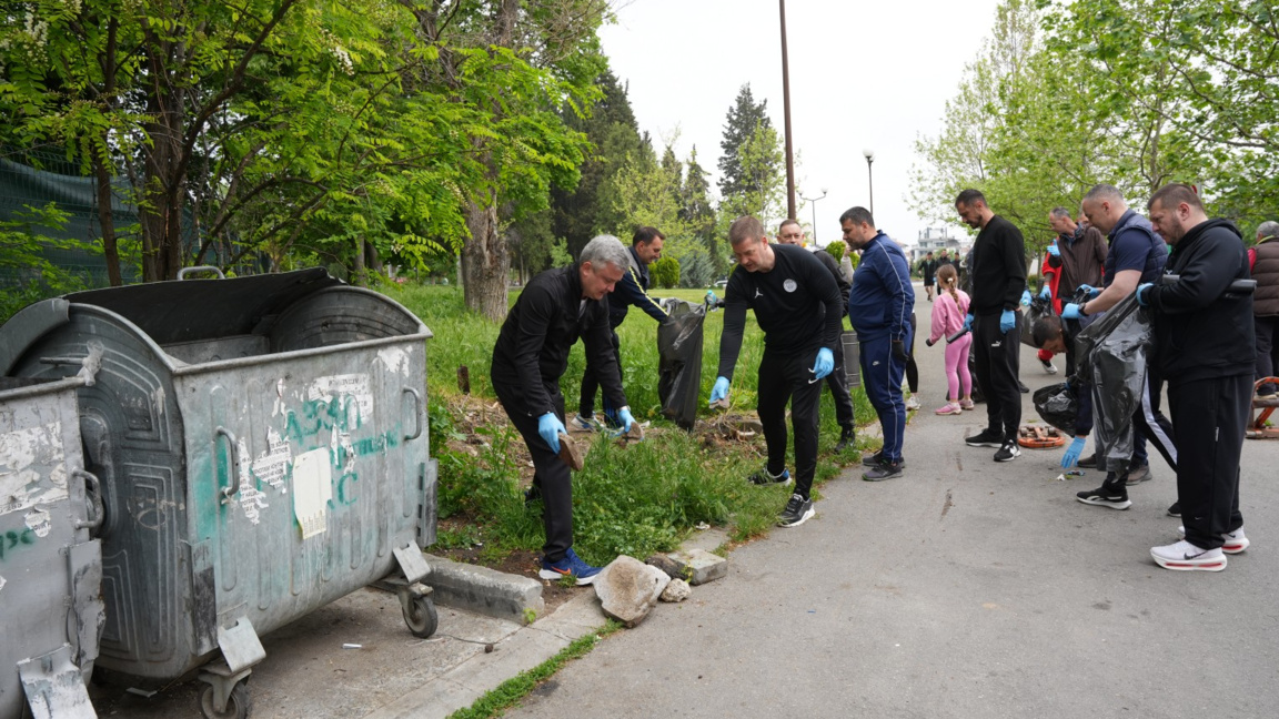 Доброволци се включиха в почистването на кв. "Казански"