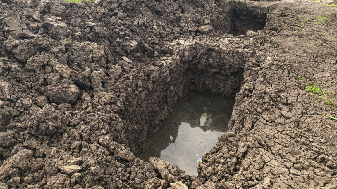 Почиства се отводнителен канал около гробището във Видин