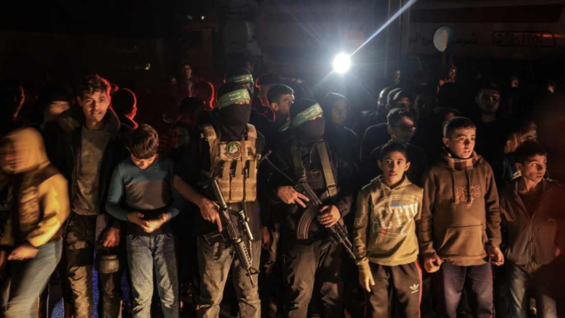 Членове на въоръженото крило на "Хамас" Бригадите Изедин ал Касам с деца в Хан Юнис, 29 ноември 2023 г.
