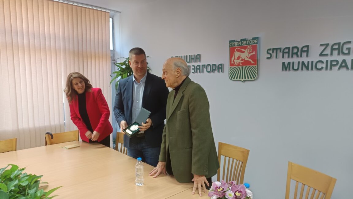 Почетен знак за театралния будител Пеньо Калчев