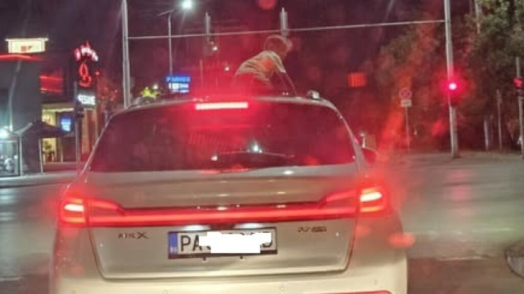Заловиха шофьора, провесил детето си през люка на колата