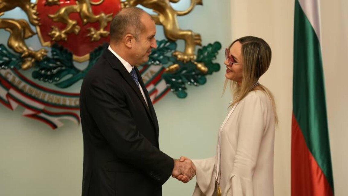 Presidenti Rumen Radev nderoi Ambasadoren e Republikës së Shqipërisë në Bullgari Donika Hoxha me urdhrin "Kalorësi i Madarës"