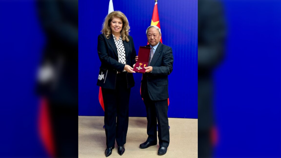 Vice President presents the most famous Chinese scholar of Bulgarian studies with an order