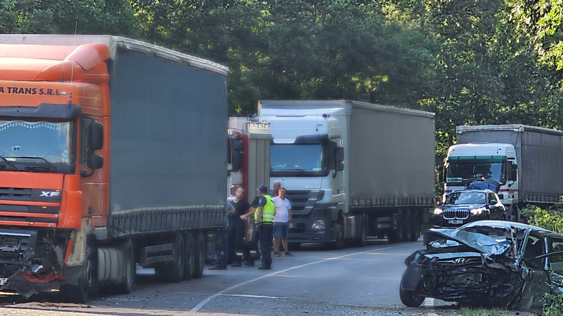Жертва и трима ранени при катастрофа между товарен и лек автомобил