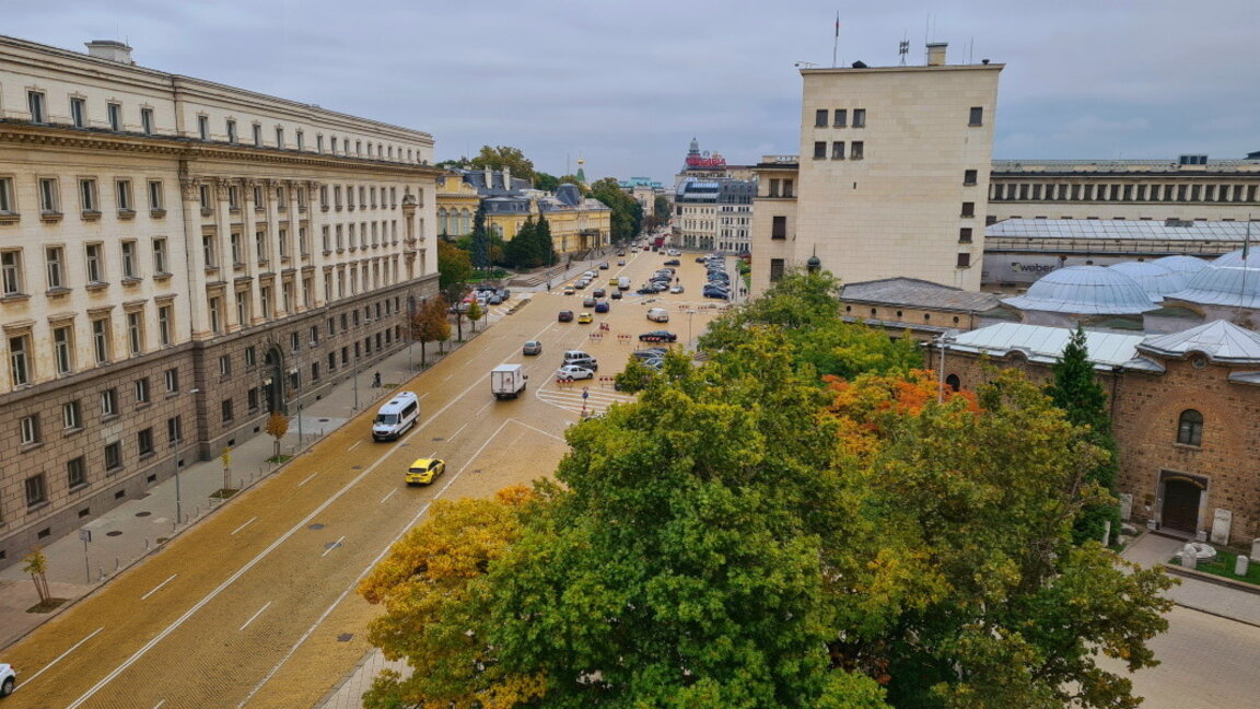 Есенното слънце продължава, но сутринта в котловините падат слани