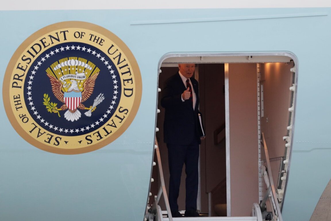 Джо Байдън на стълбите на Air Force One в обединената база Андрюс, Мериленд, 19 януари 2025 г.