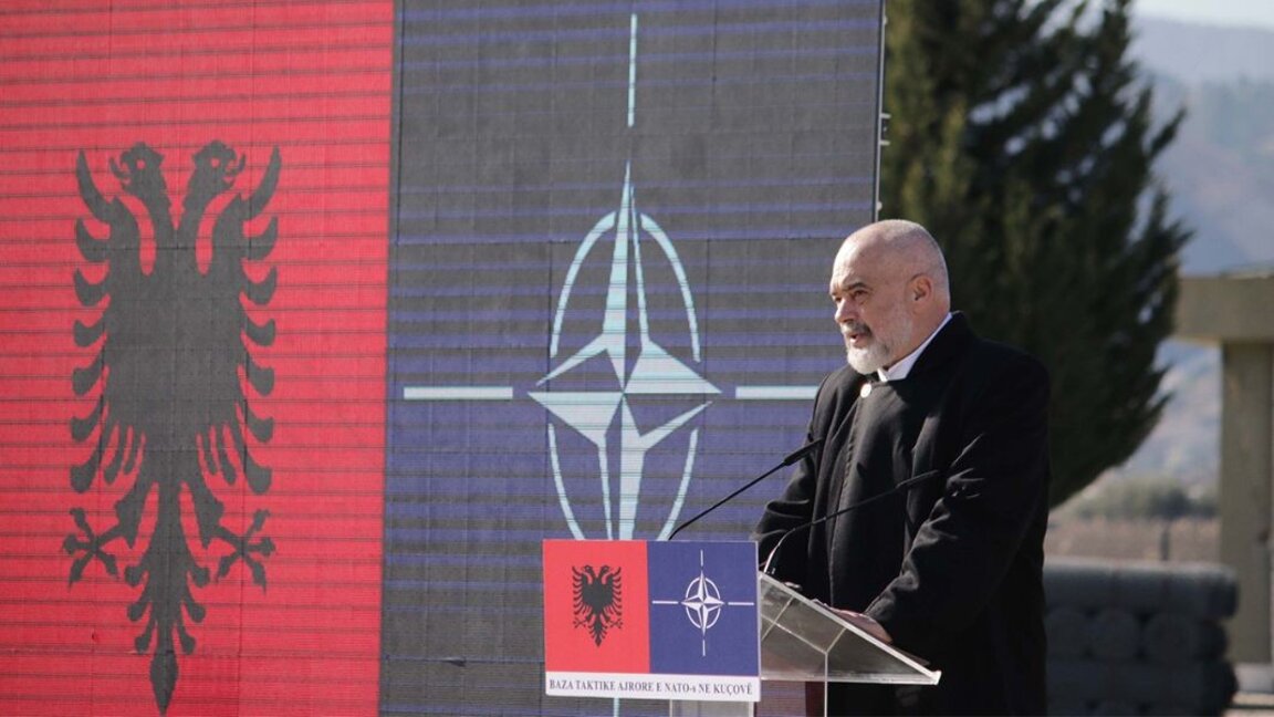 Премиерът Еди Рама в новата военновъздушна база