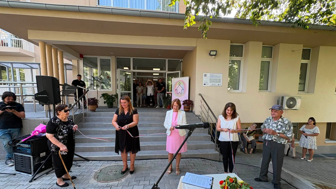 Откриха обновен Дом за възрастни в Казанлък