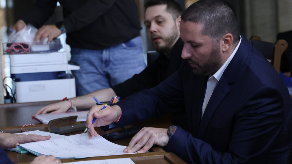 Коалицията „Сияние“, представлявана от Николай Попов (вдясно) внасят в Централната избирателна комисия (ЦИК) подписката за регистрация за участие в изборите.
