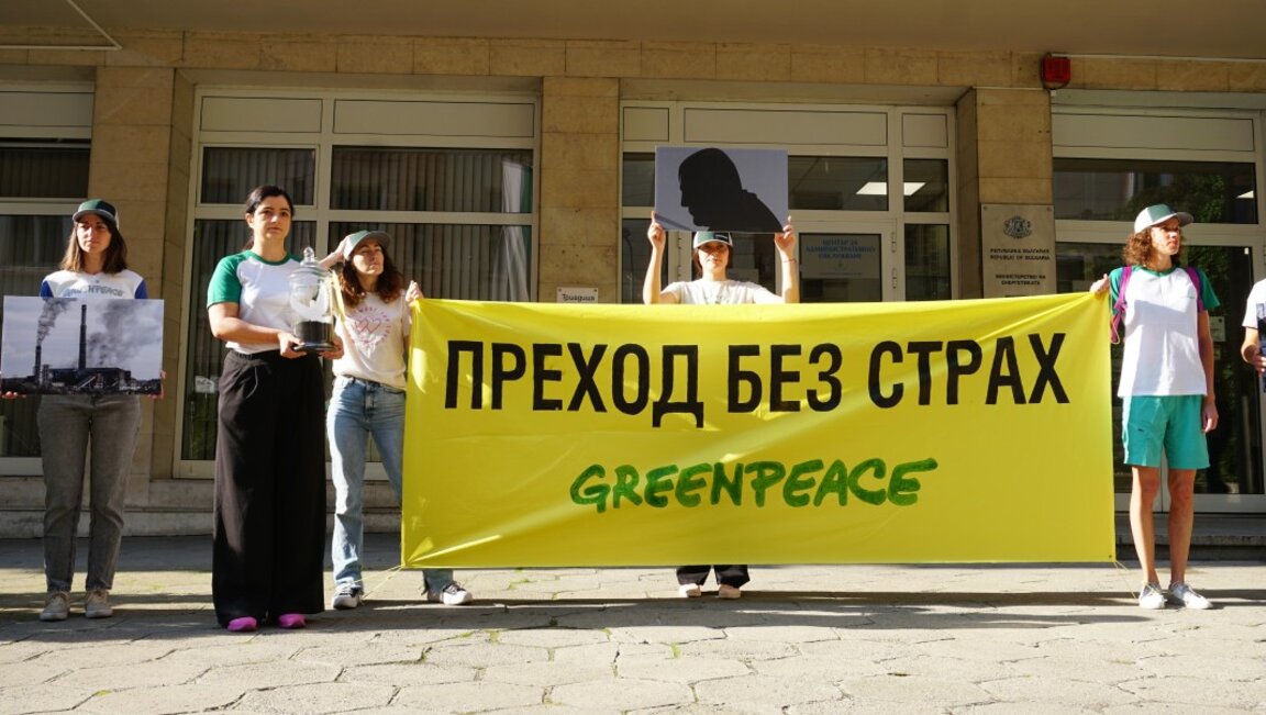 С акция с въглищен прах екоактивисти настояха за енергиен преход без монополи