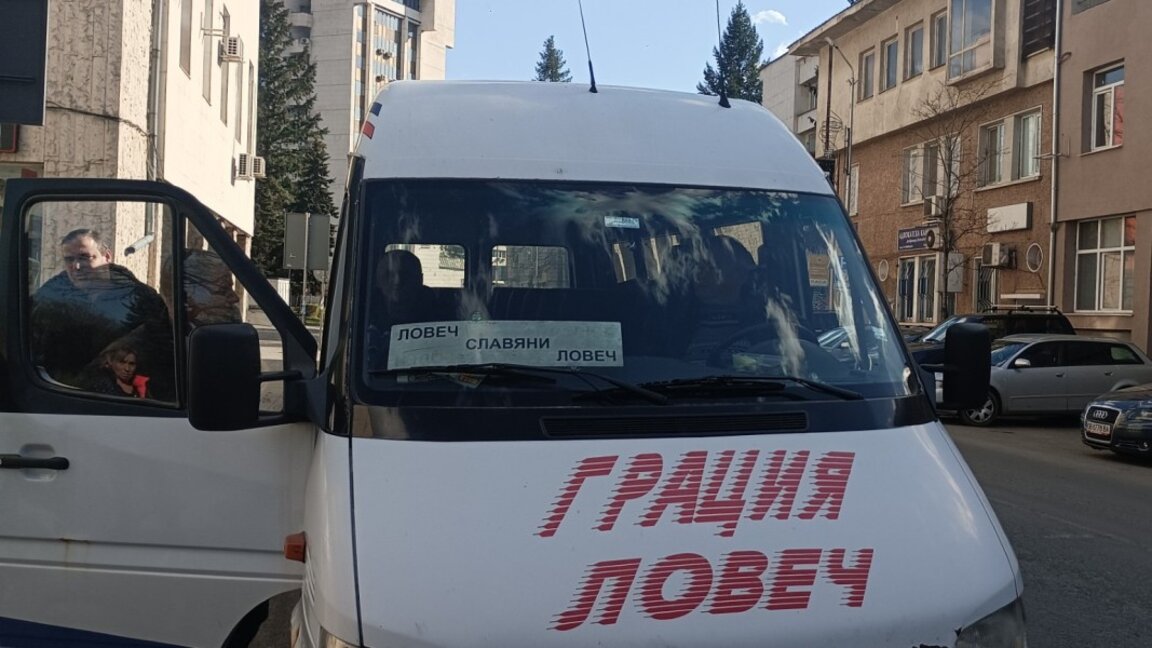 Трима младежи са пребили пътник в микробус в Ловеч