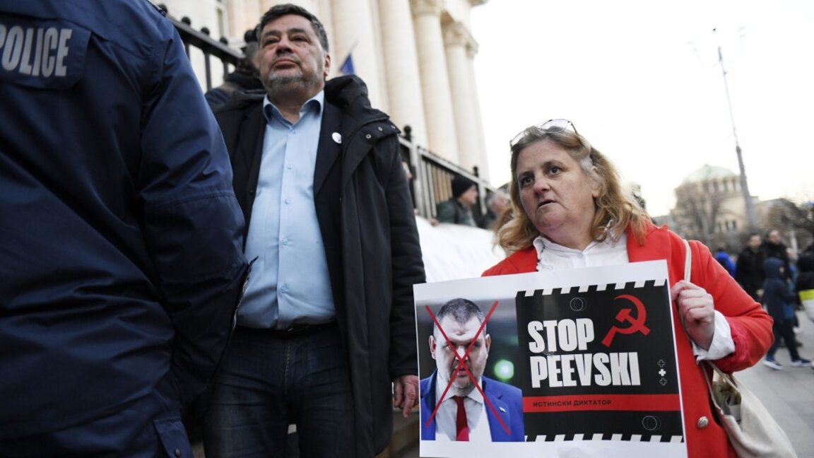 Протест под наслов "Пеевски вън" пред Съдебната палата в София