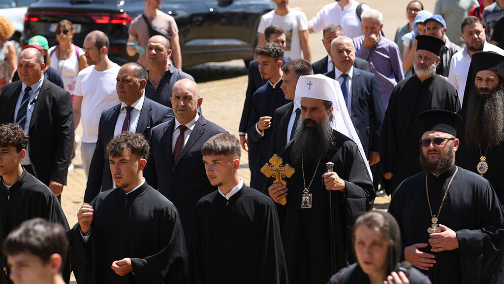 Hunderte orthodoxe Gläubige auf den Weg zum Kloster Rila