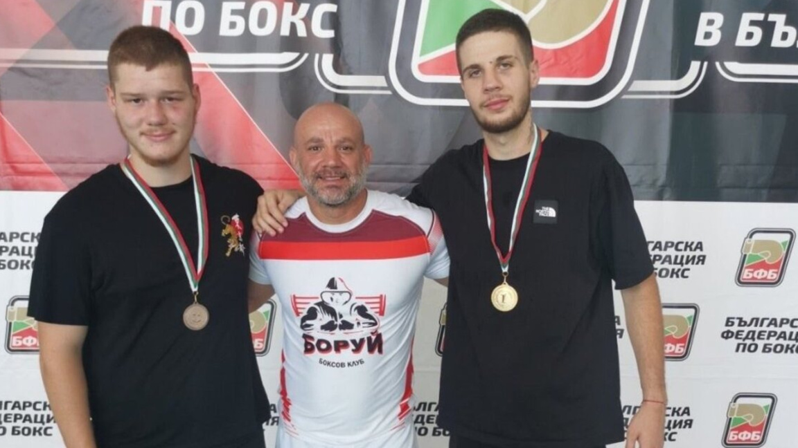 Валери тачев със състезатели от "Боруй"