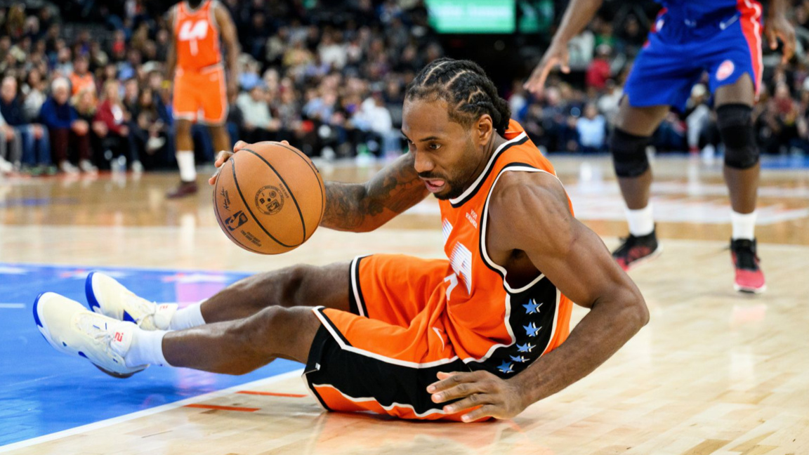 Дори и на земята Кауай Ленард продължава да дриблира.