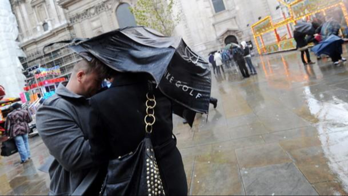 Великобритания буря ветрове