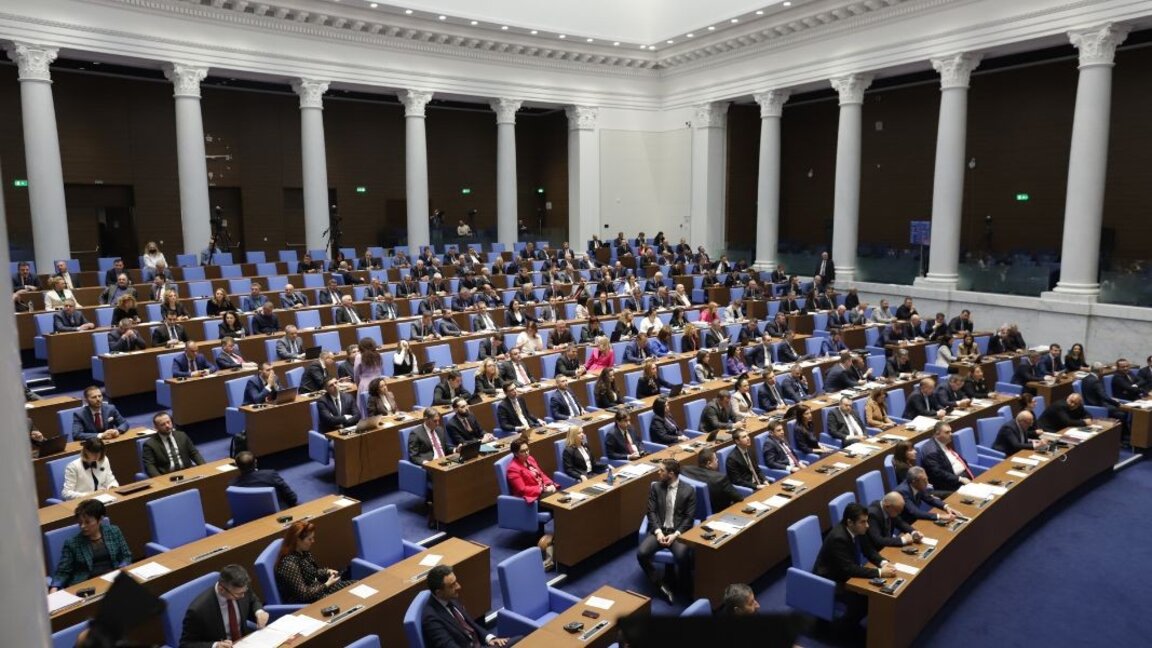 Modificările Constituției au devenit realitate, opoziția le va ataca în instanță