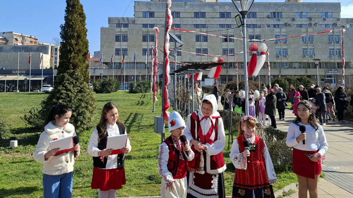 Баба Марта закичи с мартеници децата в Кърджали