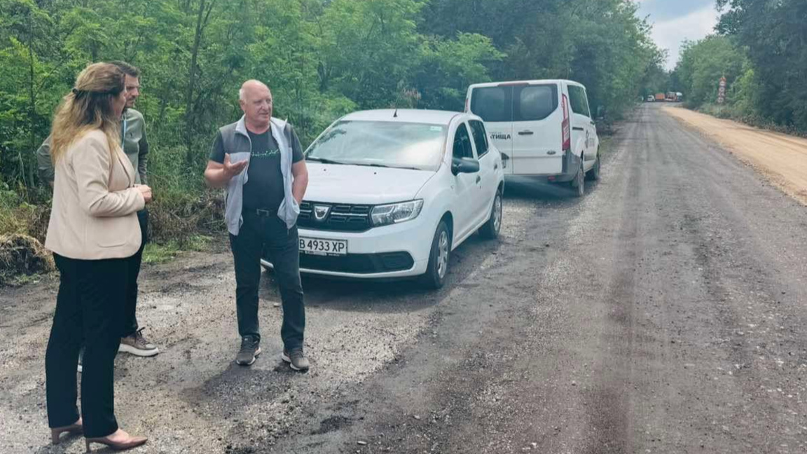 Започва ремонт на пътя Хисаря - Михилци, но хората готвят протест в сряда