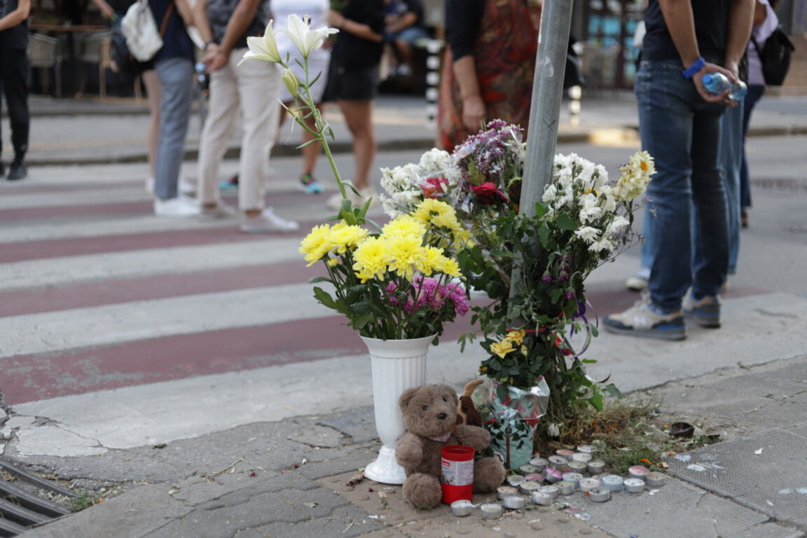Florile sunt așezate la intersecția străzilor Gurko și Șișman în memoria lui Filip, care a fost lovit de un șofer beat pe trecerea de pietoni, arhivă.
