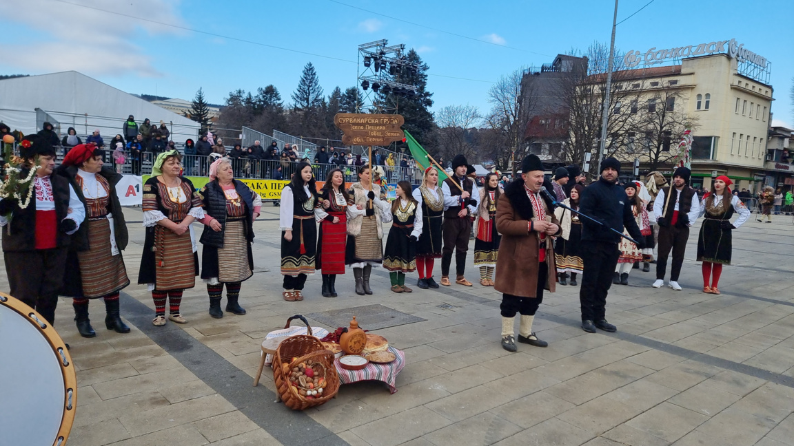 20 групи дефилират днес на "Сурва" в Перник