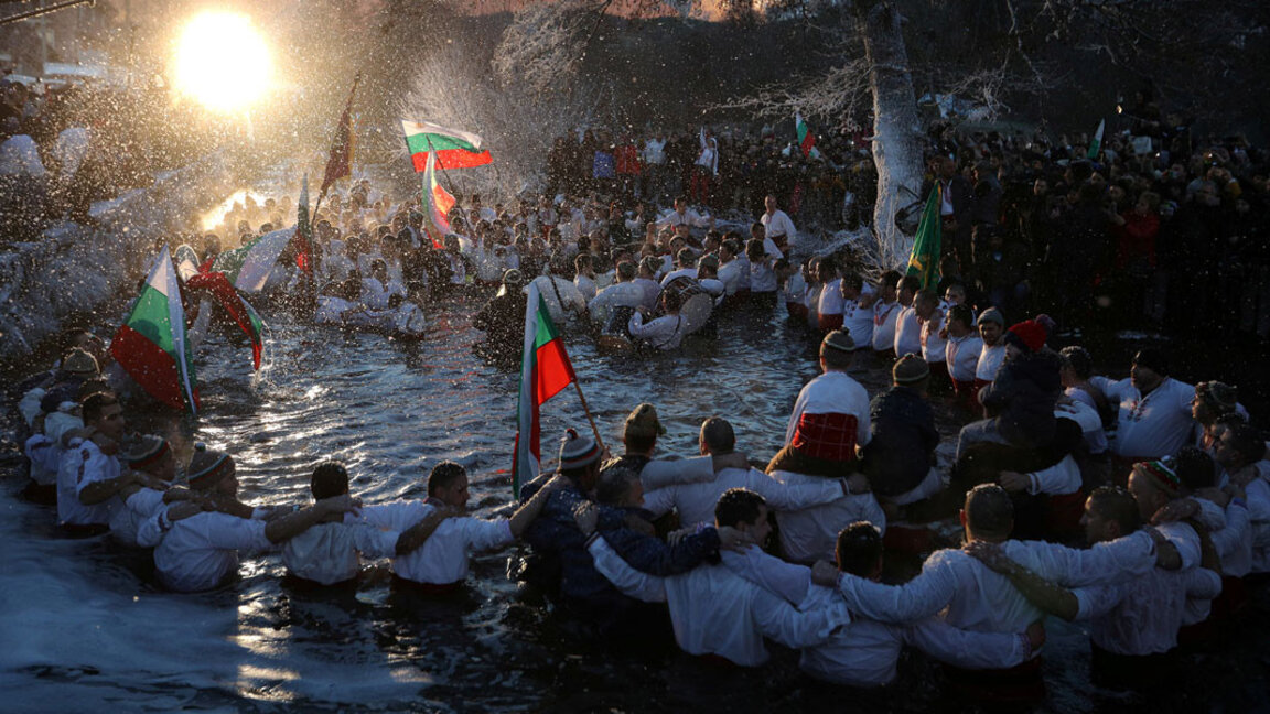Traditional male dance in Kalofer on Epiphany (archive)
