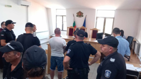Съдът остави в ареста наемателя на клуба на "Кръв и чест" и пусна бащата и сина