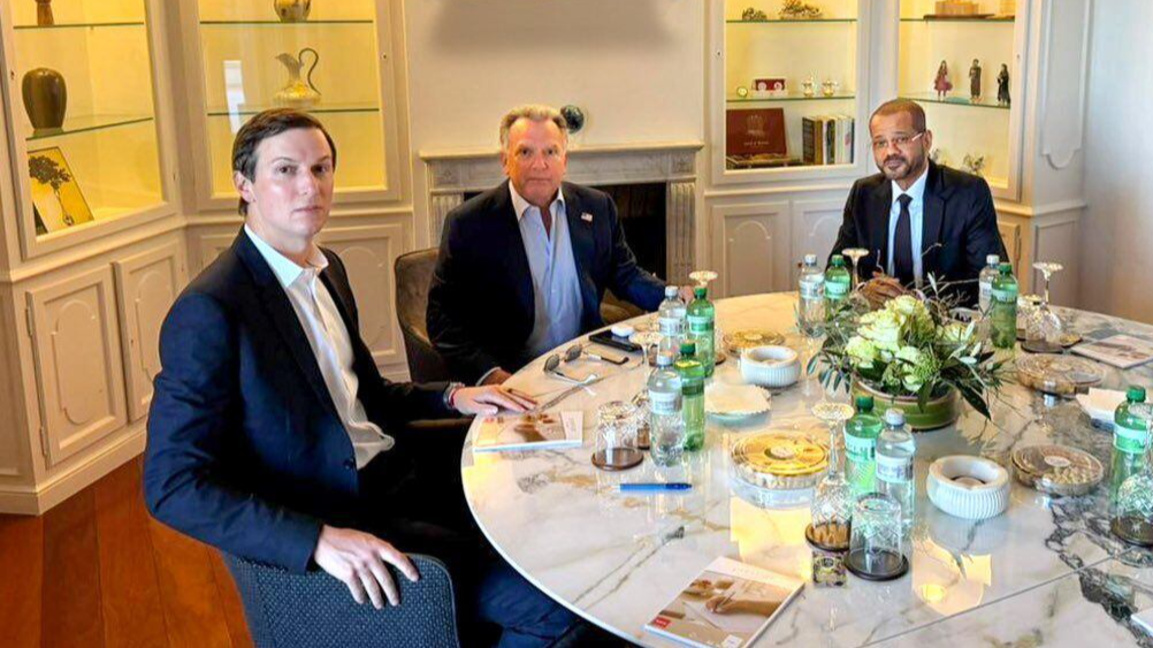 Американските пратеници Джаред Къшнър и Стив Уиткоф, заедно с оманския външен министър Бадър Албусайди (от ляво надясно), на среща в рамките на днешния кръг от непреки преговори с Иран за ядрената програма на Ислямската република в Женева