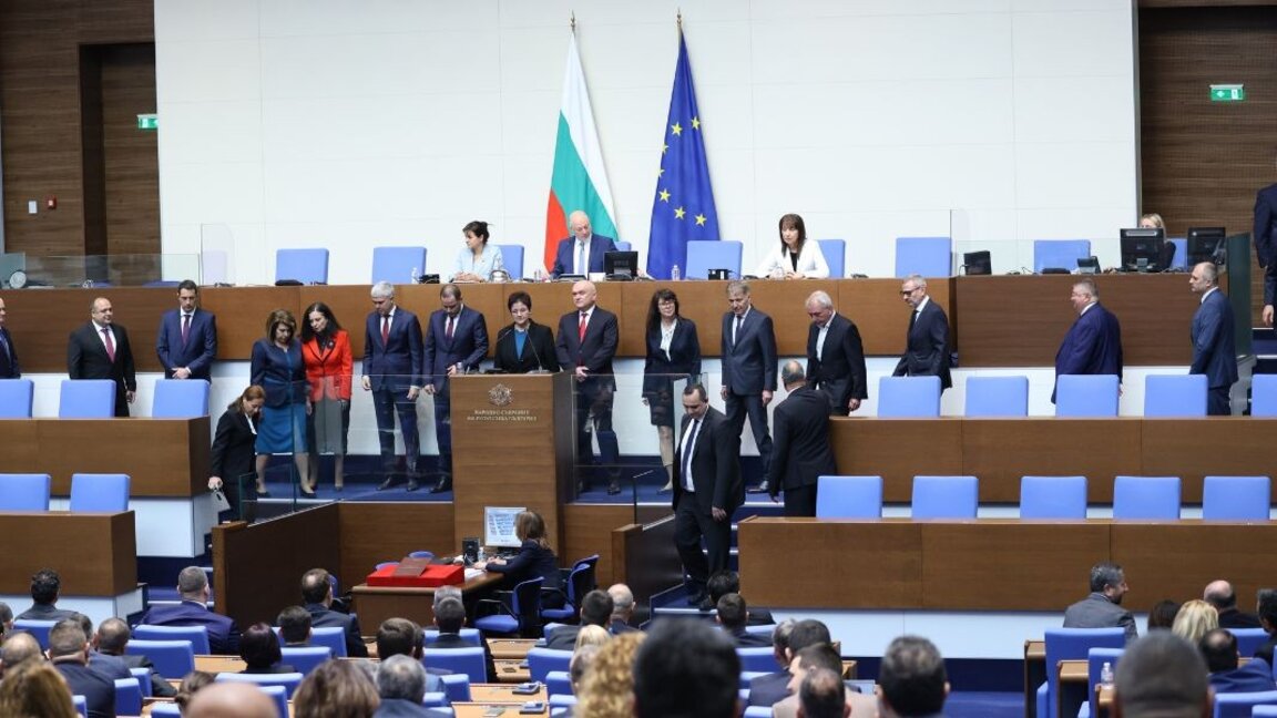 Qeveria e përkohshme u betua në parlament