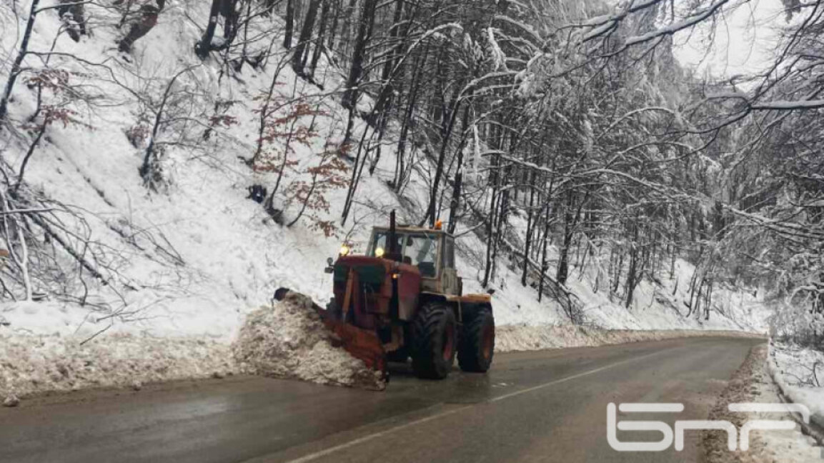 Булдозер ще пробива снега на пътя за кюстендилското село Гурбановци