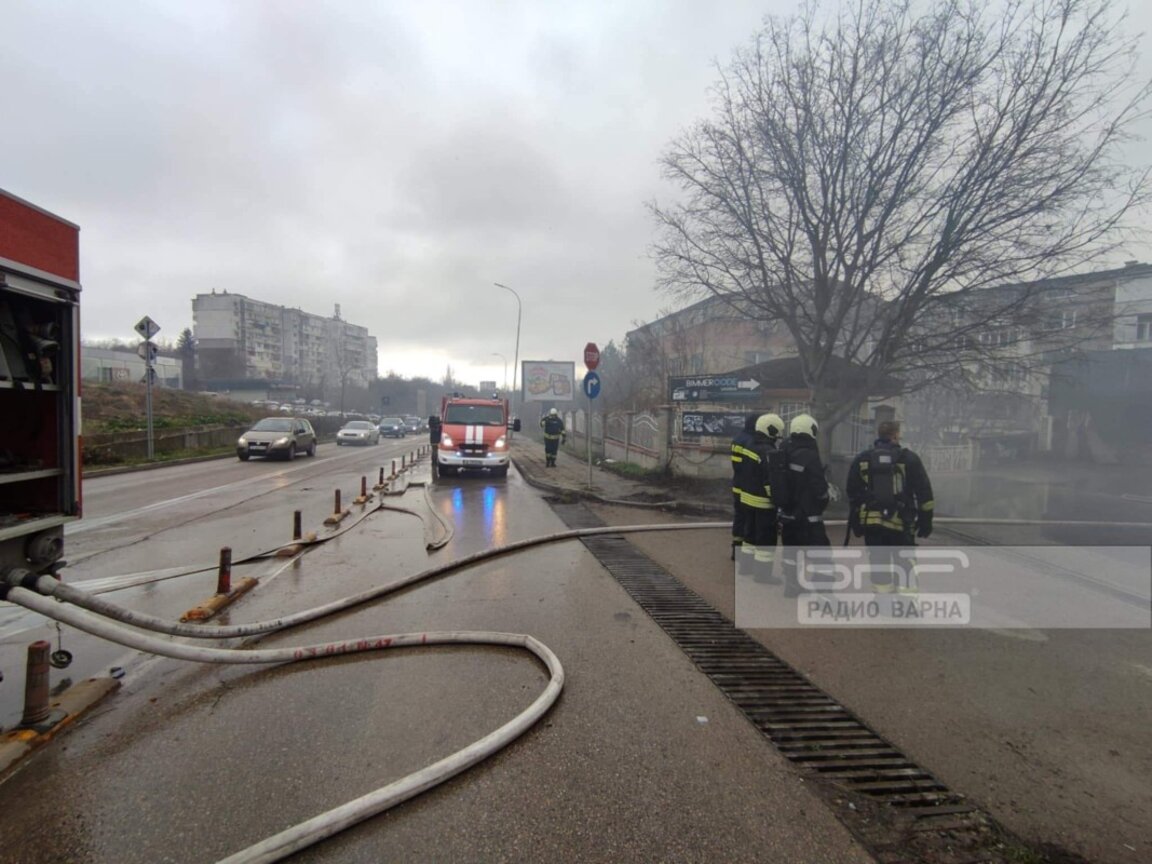 Овладяха пожара в автосервиза над "Победа", спрени са автобусите номер 20 и 209