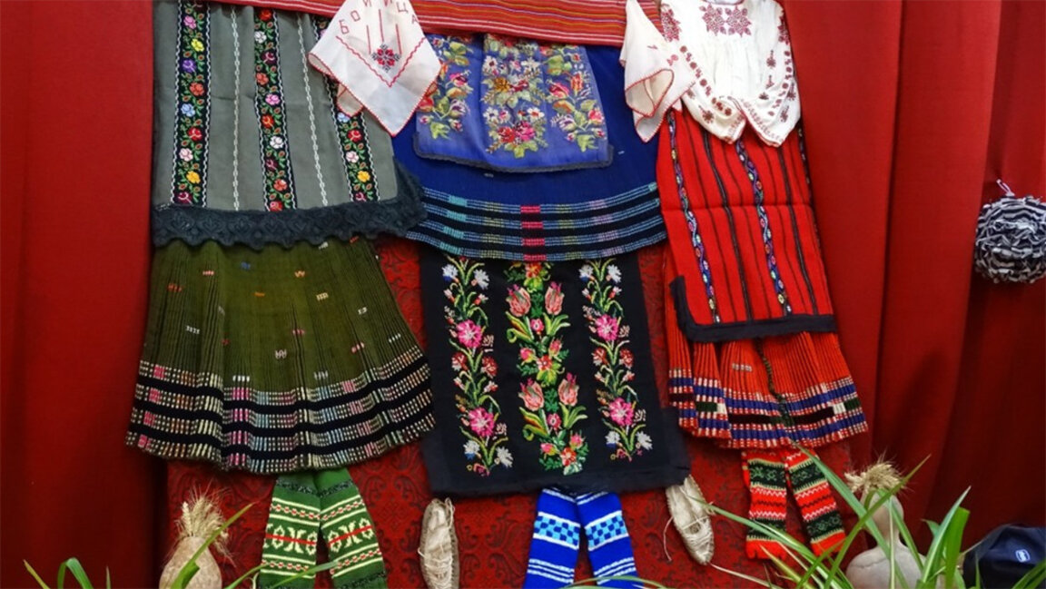 En pueblo de Boynitsa se preparan de nuevo para el baile de trajes folclóricos búlgaros
