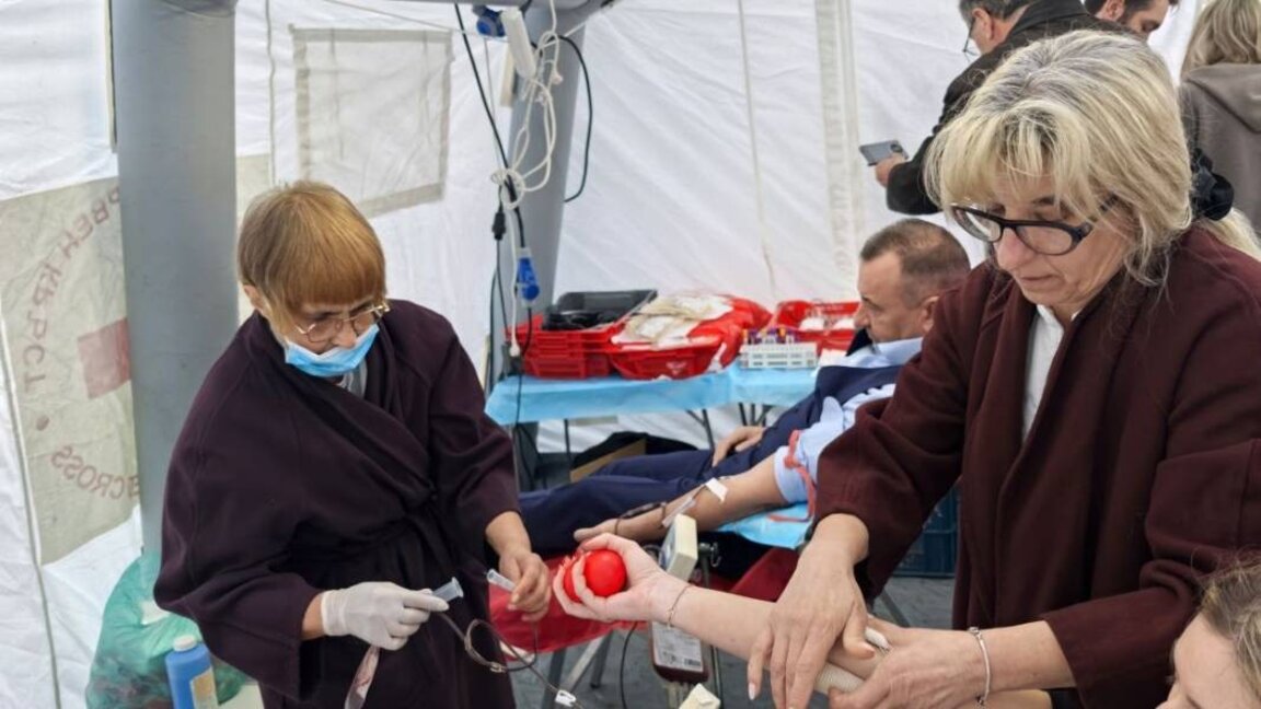 Decenas de personas donaron sangre en Sofía para los heridos en la tragedia en Kocani