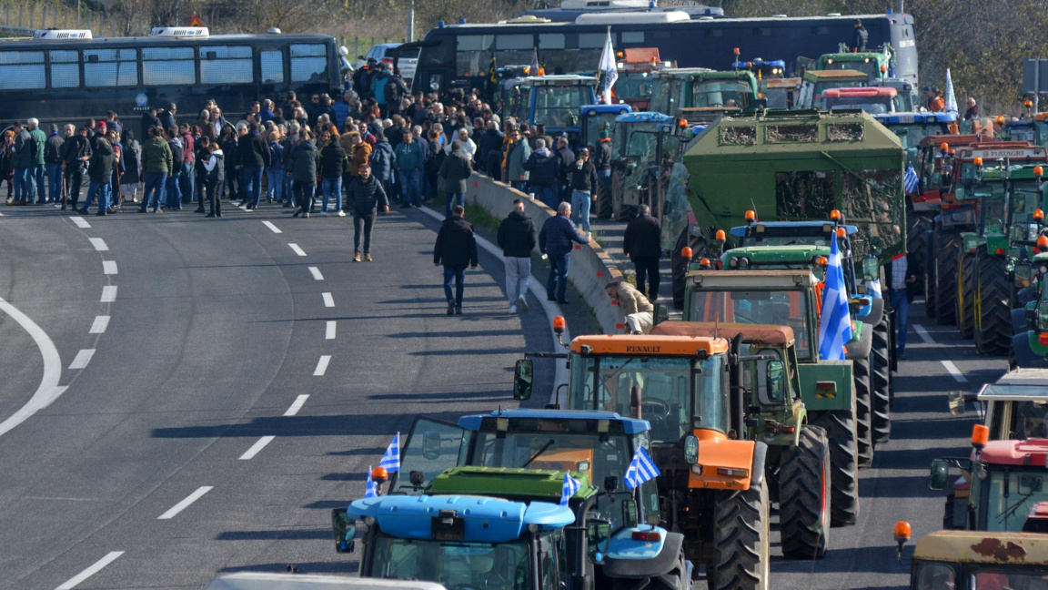 Блокадата на гръцките фермери на магистралата Солун-Атина при Лариса