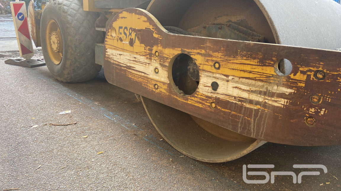Ремонтни дейности и днес стесняват пътя при кв. "Сарафово"