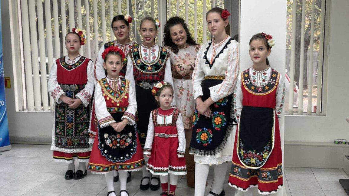 Децата от Сливен и Нова Загора с преподавателката им Велина Стайкова