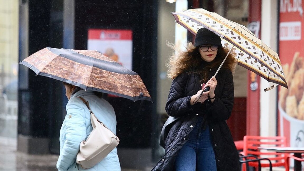 Дъжд и сняг, с температура в София около 5°