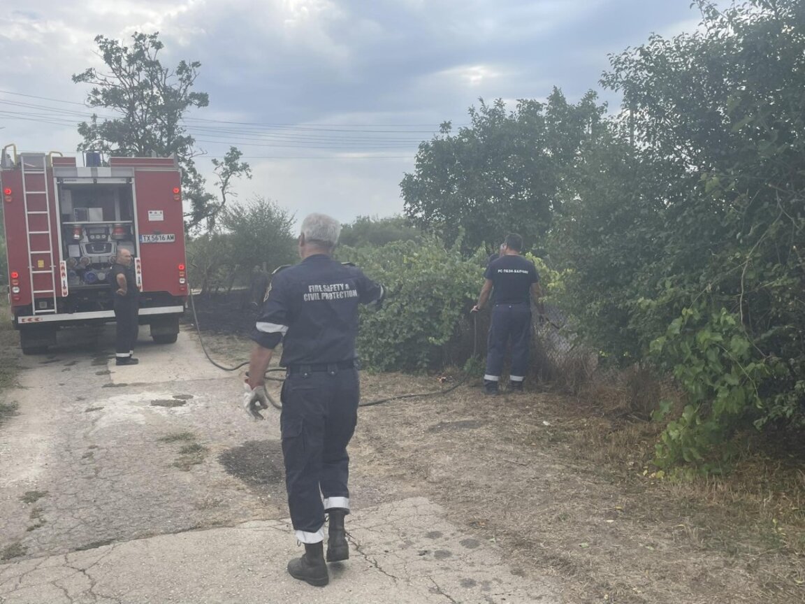 Два екипа на Пожарната в Балчик спасиха домовете на хората в Храброво