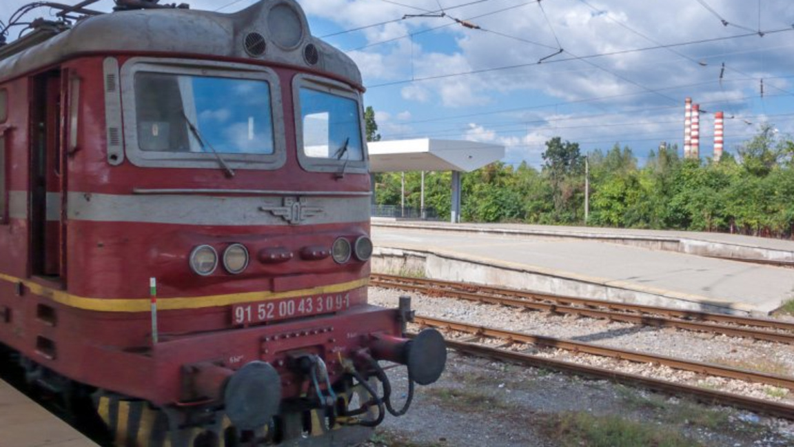 Влак блъсна пешеходец в Крумово