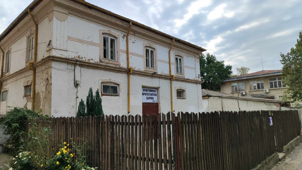 Сградата на Синагогата, строена 1884 година. След 1944 е превърната в спортна зала