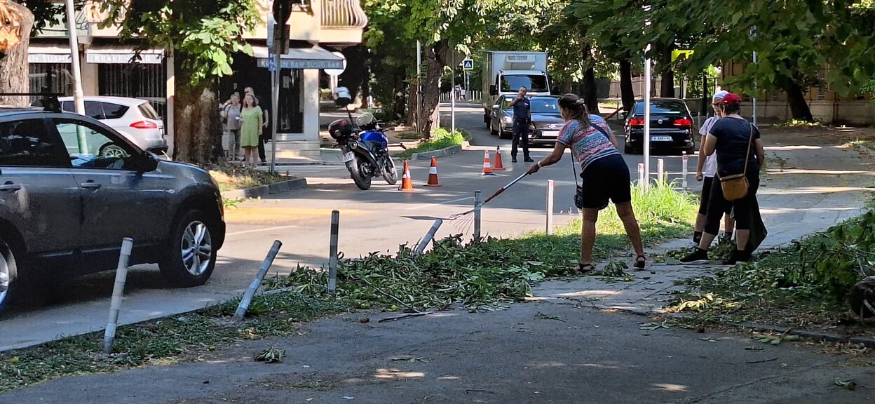Аварийна сеч по бул. "Приморски" по време на ЕП по водна топка (СНИМКИ)
