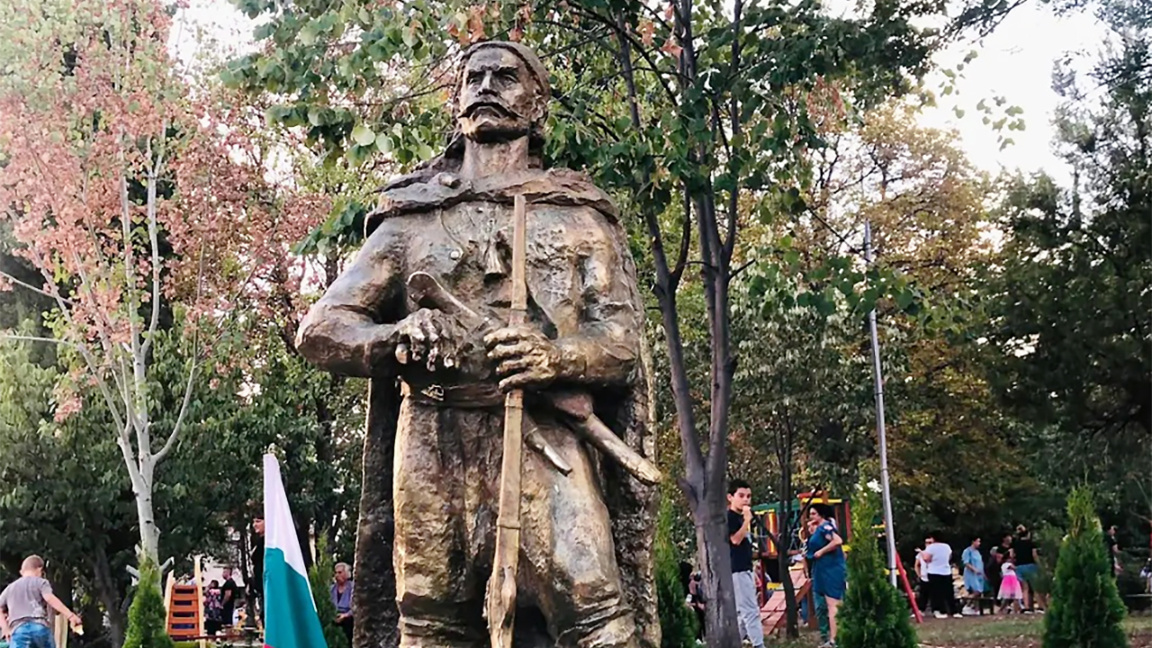 Άγαλμα του Βοεβόδα Στραχίλ στο Βέτρεν