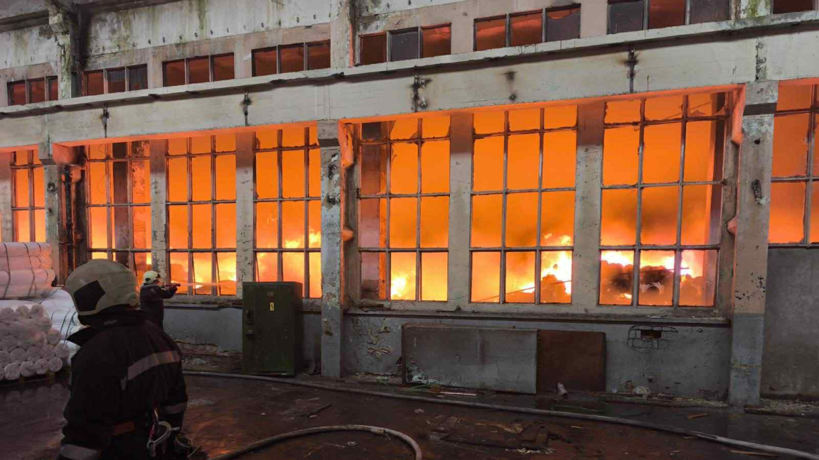 Локализиран е пожарът в склад за текстилни материали в Троян 