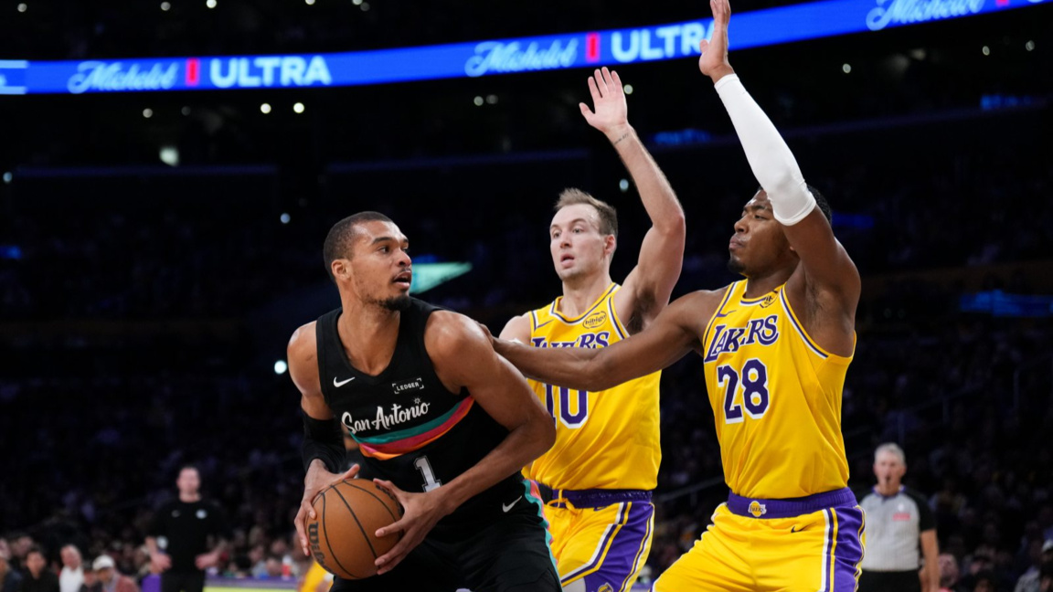 Виктор Уембеняма (с топката) от Сана Антонио наниза 40 т. в коша на Лейкърс.