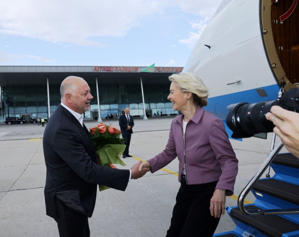 Премиерът Росен Желязков посреща председателката на ЕК Урсула фон дер Лайен на летище "Пловдив" - 31 август 2025