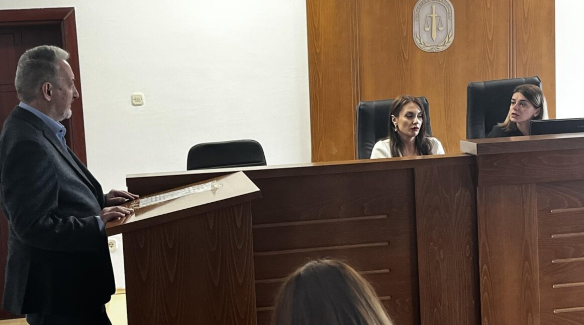 Бившият македонски премиер Любчо Георгиевски дава показания по делото срещу председателя на закрития български клуб в Битоля „Иван Михайлов“, Люпчо Георгиевски