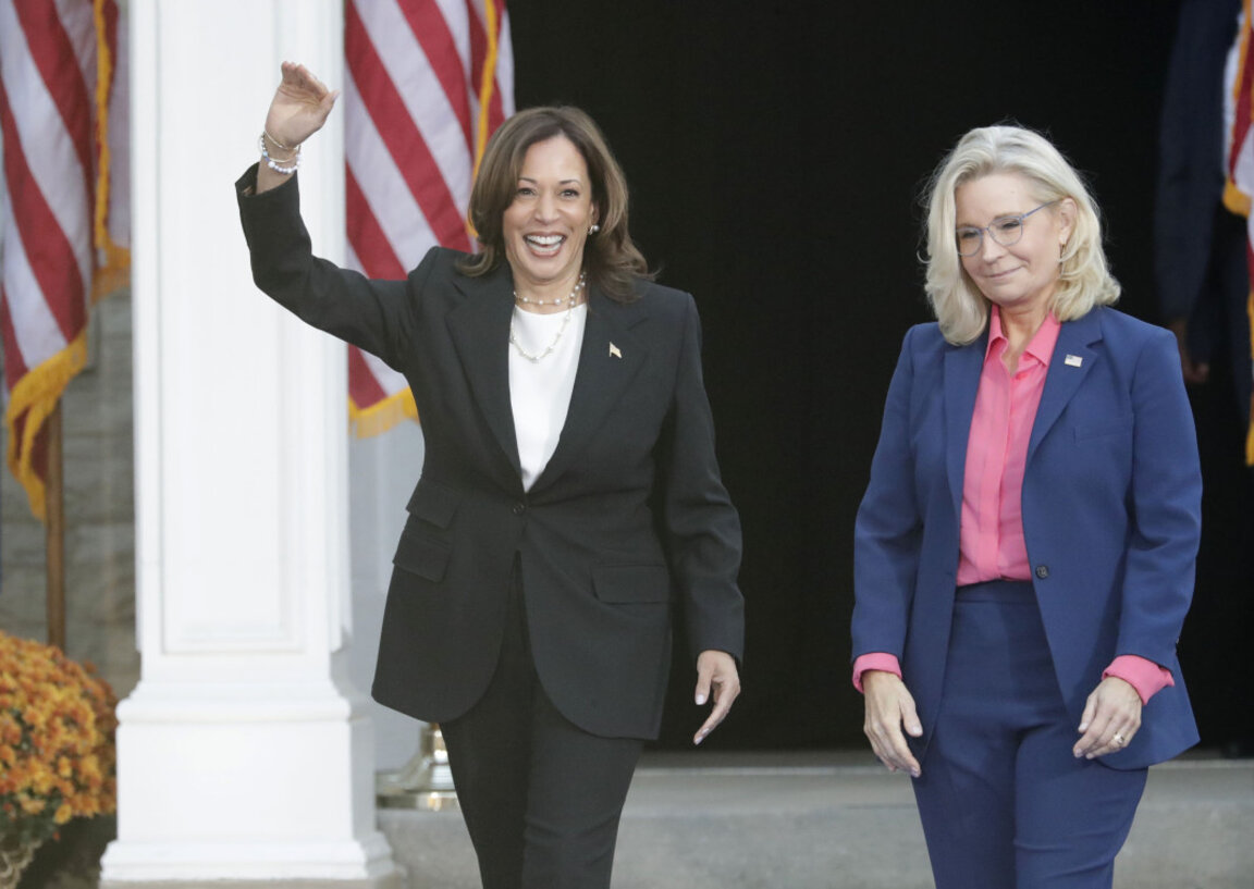 Камала Харис и Лиз Чейни на предизборно събитие в Рипън, Уисконсин, 3 октомври 2024 г.