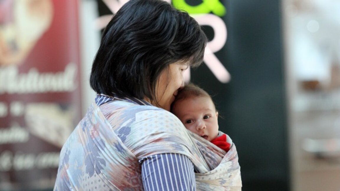 От днес изплащат 780 лева за майчинство на месец през втората година