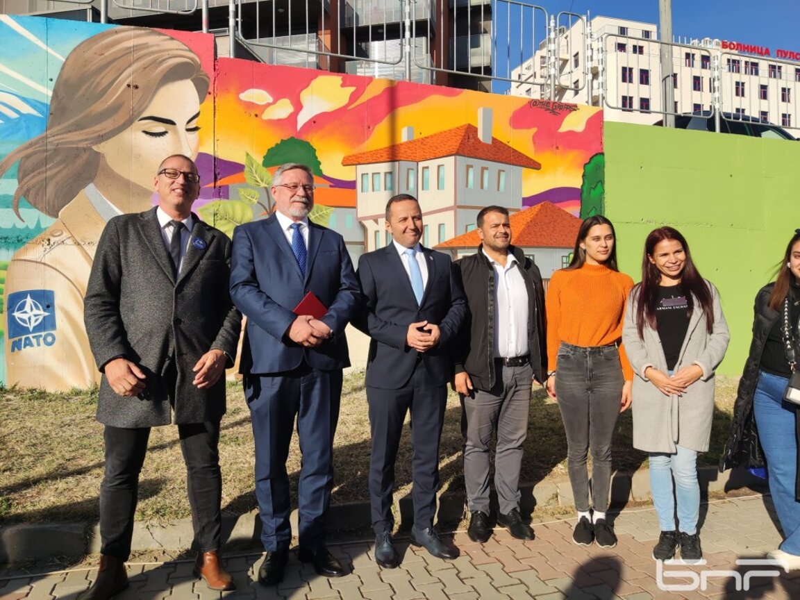 В Благоевград откриха стенопис по повод 20 години от членството на България в НАТО